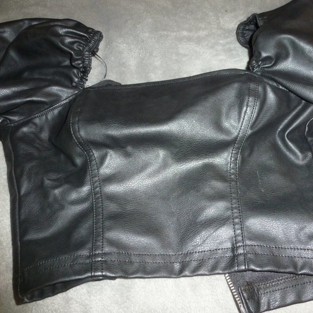 Cropped, bralette-style top in soft faux leather/ Square Neckline & Puff Sleeves